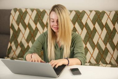 Evde cep bilgisayarında çalışan yüzü yaralı bir kurban. Ev içi şiddetten kurtulan kadın dizüstü bilgisayarında yazı yazıyor. Yüzü yaralı neşeli genç bir adam. Kilit altında mutlu bir hayat sürüyor.