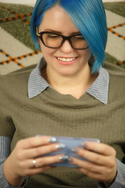 Mladý Hráč Hraje Videohry Moderním Smartphonu Vzrušená Bílá Žena Barvenými — Stock fotografie