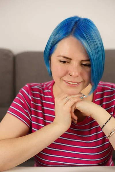 Fröhliche Frau Mit Blauen Haaren Die Über Die Zukunft Nachdenkt — Stockfoto