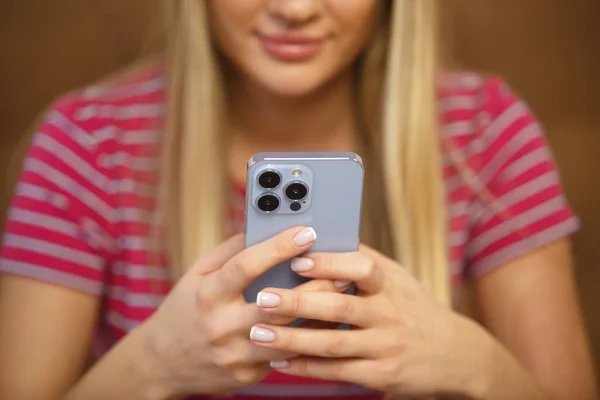 Ung Blond Kvinna Som Använder Mobiltelefon Enhet Med Trippelkamera Glada — Stockfoto