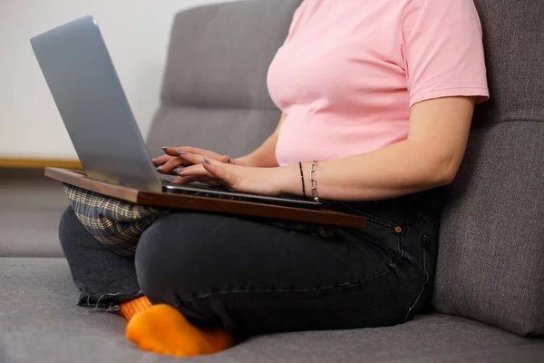 Freelancer Mujer Escribiendo Ordenador Portátil Mientras Está Sentado Sofá Emprendedor — Foto de Stock