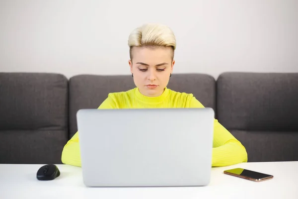 Ondernemer Zakenvrouw Die Thuis Aan Computer Werkt Gericht Jonge Vrouwelijke — Stockfoto