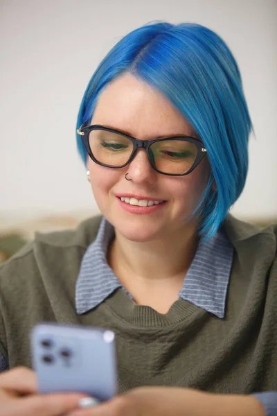 Donna Nerd Felice Occhiali Utilizzando Moderno Telefono Cellulare Allegra Femmina — Foto Stock