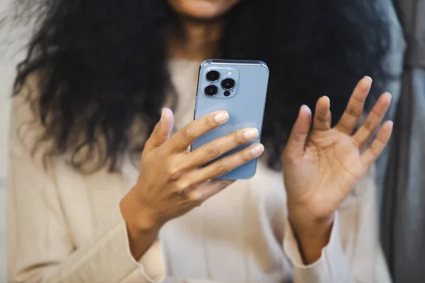 Черная Женщина Использует Мобильный Телефон Африканская Женщина Просматривает Интернет Современном — стоковое фото