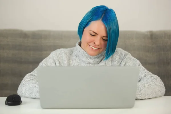 Mulher Branca Feliz Com Cabelo Azul Fazendo Trabalho Freelance Line — Fotografia de Stock