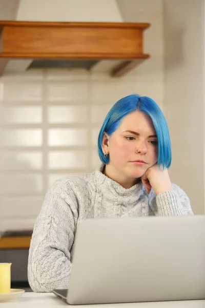 Empreendedora Mulher Trabalhando Casa Freelancer Feminino Focado Com Cabelo Azul — Fotografia de Stock