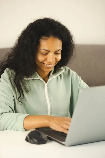 Glad Svart Entreprenör Kvinna Som Arbetar Datorn Glada Afrikanska Kvinna — Stockfoto