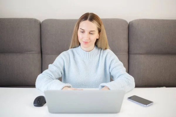 Jonge Volwassen Blonde Vrouw Typen Laptop Computer Toetsenbord Thuis Gericht — Stockfoto