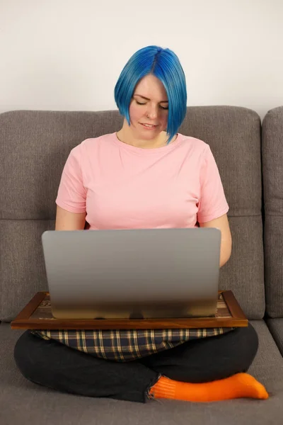 Mulher Profissional Criativa Com Cabelo Azul Trabalhando Computador Portátil Casa — Fotografia de Stock