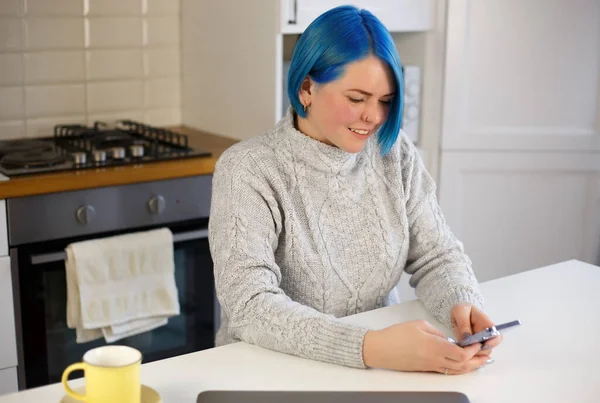 Mulher Feliz Usando Telefone Celular Mulher Branca Alegre Com Cabelo — Fotografia de Stock