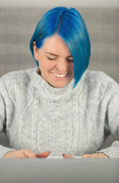 快乐的白人女人 蓝头发 在笔记本电脑上工作 面带微笑 年轻漂亮的成年女性关在家里做着遥远的工作 在键盘上打字的女企业家 — 图库照片