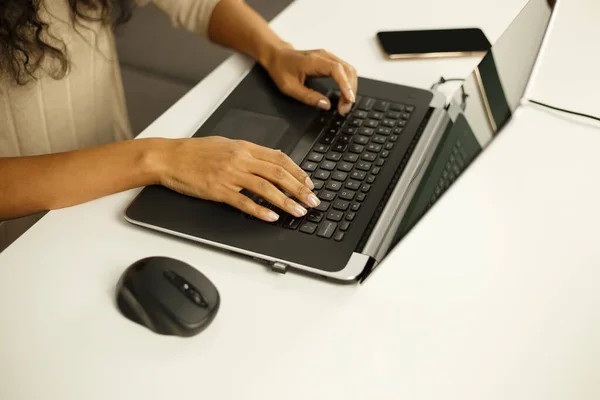 Zwarte Vrouw Typt Laptop Jonge Afrikaanse Vrouw Werkt Thuis Notebook — Stockfoto