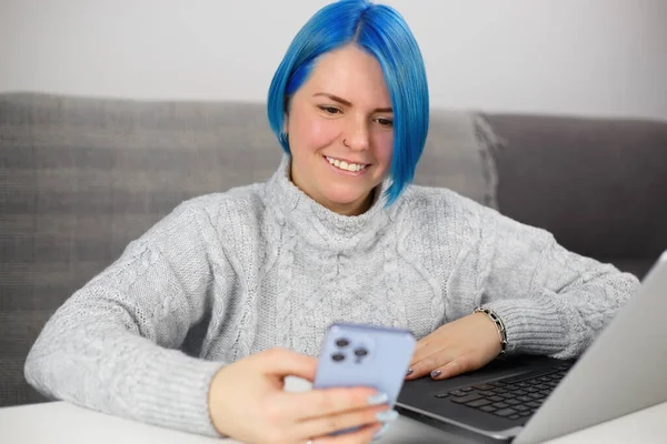 Mulher Branca Feliz Com Cabelo Azul Usando Telefone Celular Com — Fotografia de Stock