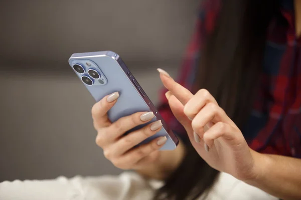 Женщина Просматривает Интернет Мобильном Телефоне Молодая Взрослая Женщина Длинными Ногтями — стоковое фото