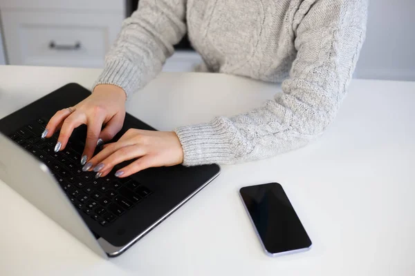 Ondernemer Zakenvrouw Typen Laptop Toetsenbord Freelancer Schrijfster Vrouw Werkt Aan — Stockfoto