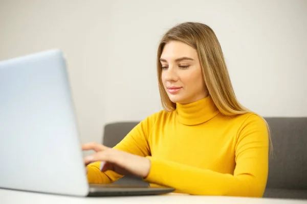 Hermosa Mujer Rubia Escribiendo Teclado Del Ordenador Portátil Casa Bloqueo —  Fotos de Stock