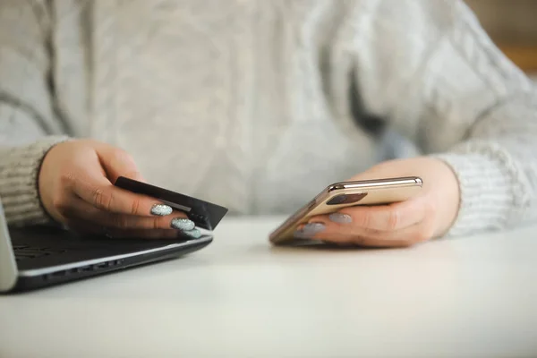 Πληρωμή Online Πιστωτική Κάρτα Και Εφαρμογή Για Κινητά Τηλέφωνα Γυναίκα — Φωτογραφία Αρχείου