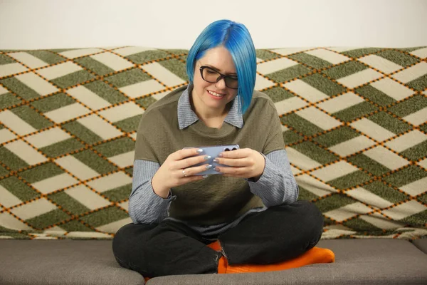 Щаслива Молода Жінка Блакитним Волоссям Грає Відеогру Мобільному Телефоні Жінка — стокове фото