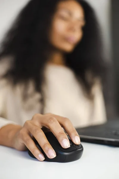 黒の女性は 無線マウスでクリックしてください 起業家女性は自宅のラップトップコンピュータで働いています フリーランスの人が遠くの仕事をオンラインで行う — ストック写真