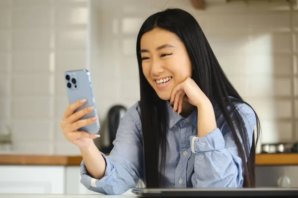 Glad Asiatisk Tjej Som Gör Videosamtal Mobiltelefon Glada Vietnamesiska Kvinna — Stockfoto