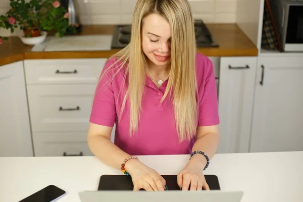 Giovane Donna Bionda Con Cicatrici Facciali Che Lavora Sul Computer — Foto Stock