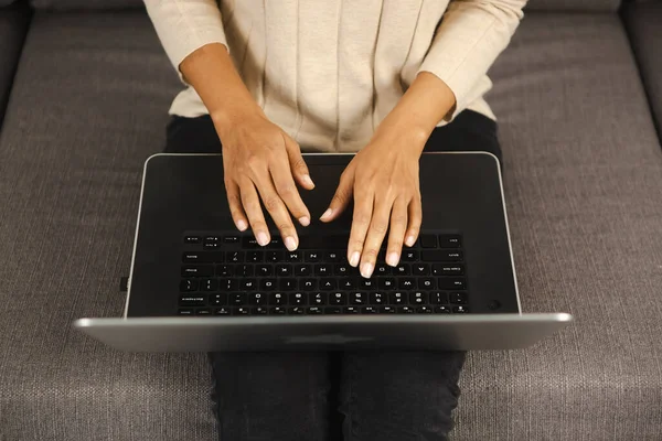 Женщина Фрилансер Печатает Клавиатуре Ноутбука Предприниматель Работающий Современном Ноутбуке Сидя — стоковое фото