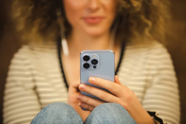 Ung Kvinna Lyssnar Musik Och Kommunicerar Online Med Modern Mobiltelefon — Stockfoto