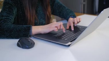 Girişimci kadın evdeki bilgisayarda kilit altında çalışıyor. 4K stok videosunda klavyede daktilo yazan bir iş kadını. Serbest çalışan kişi internette çalışıyor.