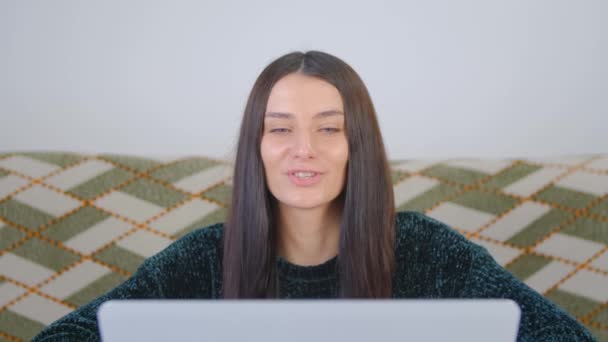 Žena Volné Noze Mluví Videohovoru Webovou Kamerou Notebooku Veselá Bílá — Stock video