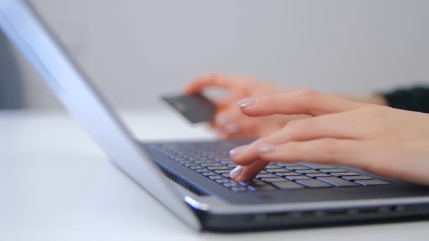 女商人在笔记本电脑键盘上打字 在笔记本电脑上工作的女企业家在4K的特写视频中工作 在封锁期间 自由工作者在网上做远程工作 — 图库视频影像