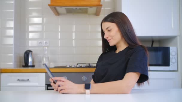 Güzel Esmer Kadın Tecrit Sırasında Mutfaktaki Tablet Bilgisayardan Haber Okuyor — Stok video