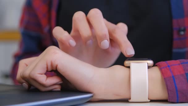 Chica Navegando Relojes Inteligentes Vídeo Stock Mujer Utilizando Aplicación Relojes — Vídeo de stock