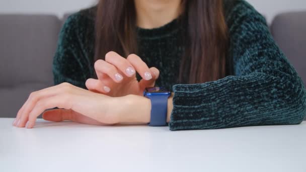 Akıllı Saatler Kullanan Bir Kadın Lık Yakın Çekim Videosundaki Genç — Stok video