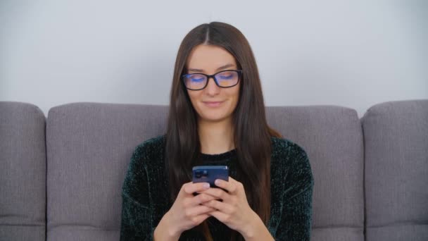 Krásná Mladá Žena Chytrým Telefonem Sedí Pohovce Pokoji — Stock video