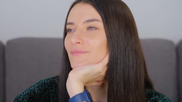 Porträt Einer Schönen Brünetten Frau Die Mit Fröhlichem Lächeln Über — Stockvideo