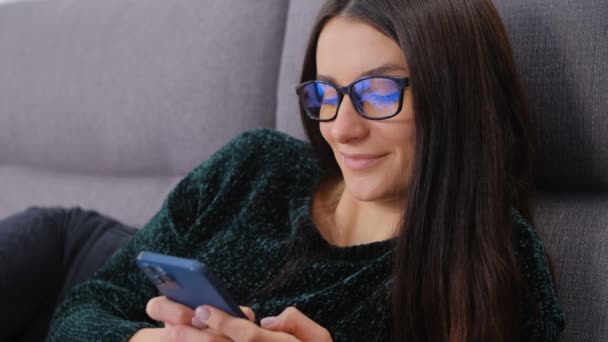 Hermosa Mujer Blanca Citas Línea Atractivo Morena Mujer Escribiendo Mensaje — Vídeos de Stock