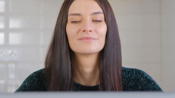 Mulher Freelancer Lendo Texto Tela Laptop Retrato Vídeo Bela Mulher — Vídeo de Stock