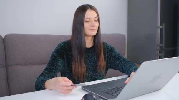 Mujer Pagando Con Tarjeta Crédito Línea Joven Mujer Haciendo Transferencia — Vídeos de Stock