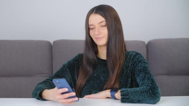 Portrét Krásné Mladé Ženy Doma Pomocí Mobilního Telefonu — Stock video