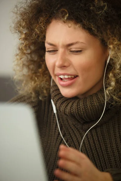 Mujer Rizada Emocional Hablando Videollamada Divertida Hembra Blanca Con Diastema — Foto de Stock