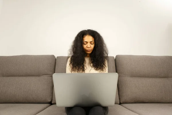 自宅のノートパソコンで働く黒人女性 ロックダウン中に若い大人のフリーランスの人がオンラインで遠くの仕事をする — ストック写真