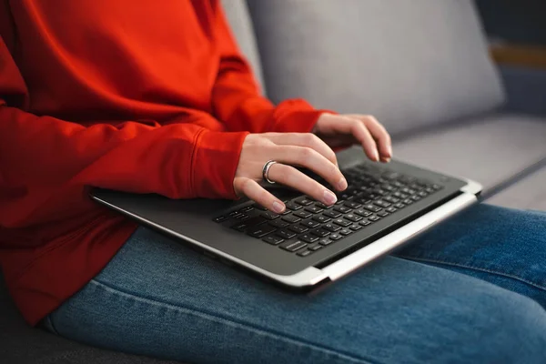 Freelancer Meisje Werkt Aan Laptop Computer Thuis Tijdens Lockdown Jonge — Stockfoto