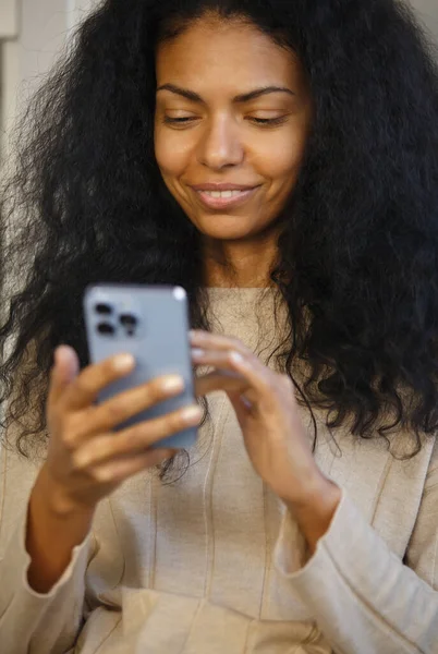 Mujer Negra Feliz Navegar Por Internet Teléfono Móvil Mujer Africana Fotos de stock libres de derechos