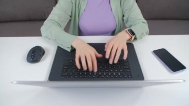 Dizüstü bilgisayarla çalışan bir iş kadını. Girişimcinin not defteri klavyesine metin yazdığı 4k 'lık bir video. Serbest yazar kadın tecrit sırasında evde bilgisayar üzerine kitap yazıyor