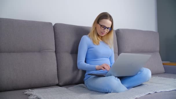 Schöne Junge Frau Benutzt Laptop Hause — Stockvideo