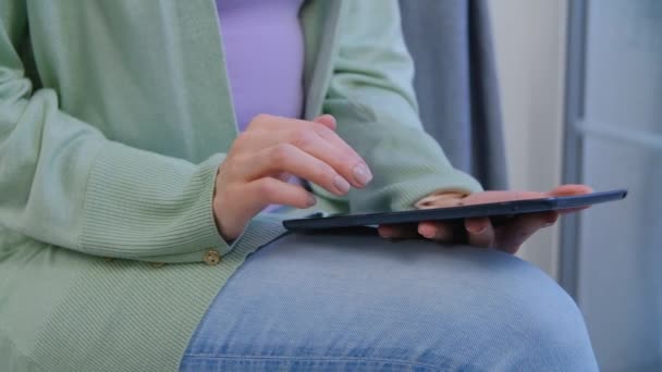 Mulher Navegando Internet Computador Tablet Casa Feminino Usando Dispositivo Portátil — Vídeo de Stock