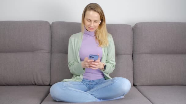 Vrouw Sms Bericht Smartphone Bank Thuis — Stockvideo