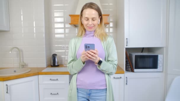 Glada Vit Kvinna Skriva Meddelande Mobiltelefon App Vacker Vuxen Kvinna — Stockvideo