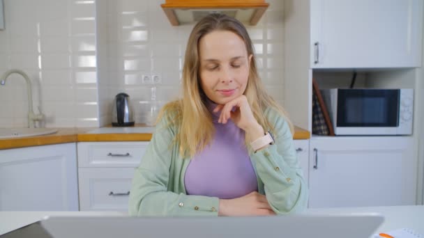 Freelancer Mulher Lendo Partir Tela Computador Mulher Adulta Beatiful Com — Vídeo de Stock
