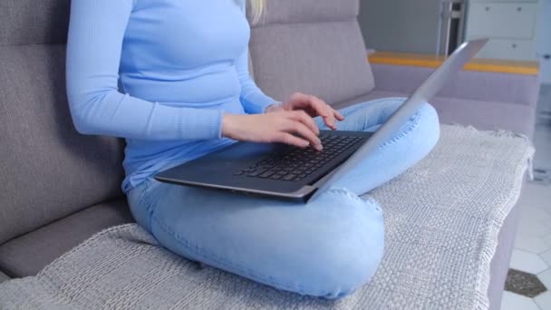 Καλλιεργημένη Εικόνα Της Γυναίκας Που Κάθεται Στον Καναπέ Και Πληκτρολογεί — Αρχείο Βίντεο